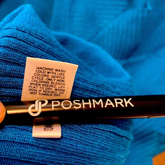 »EXPRESS» Royal Cobalt Lightweight Pullover VNeck Top, Luxurious Softness•Medium - Picture 8 of 16